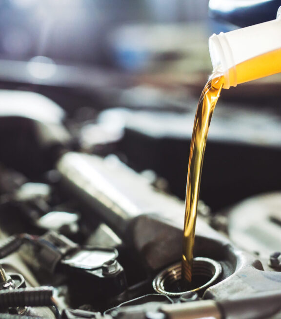 oleo-de-motor-derramando-no-motor-do-carro (1)